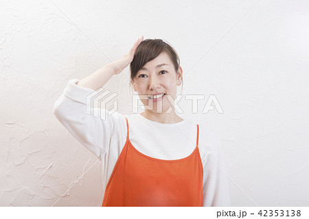 ベビーサインをする女性 ベビーサインをする女性 42353138