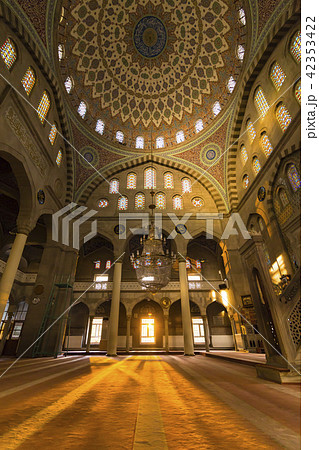 トルコ　カイセリ　夕日が差し込むBürüngüz Camii 42353422