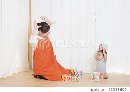 赤ちゃんと遊ぶ女性 赤ちゃんと遊ぶ女性 42353605