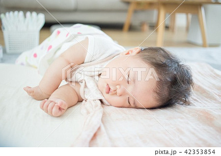 眠る赤ちゃん 42353854