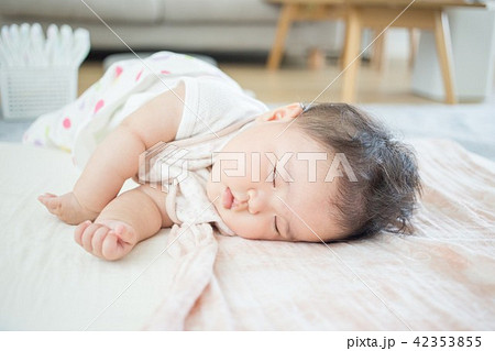 眠る赤ちゃん 42353855