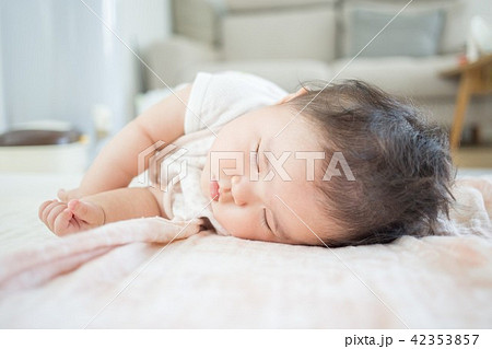 眠る赤ちゃん 眠る赤ちゃん 42353857