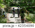 登山する家族 42354090