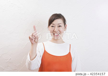 赤ちゃんと遊ぶ女性 42354157