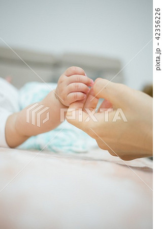 赤ちゃんと母親の手 42356226