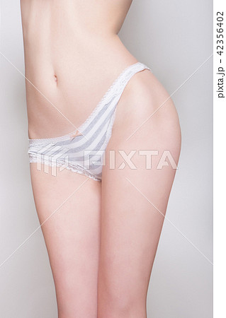 くびれ　ウエスト　Vライン　下着　おなか　ボディライン おしり　水着　ウエストライン　ボディライン 42356402