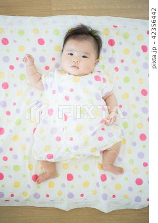 水玉の服を着た赤ちゃんの写真素材