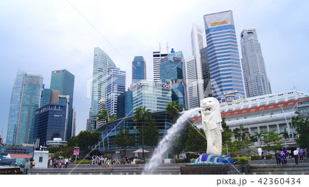 SINGAPORE - APR 2nd 2015: The Merlion fountain and Singapore skyline. Merlion is a mythical creature 42360434