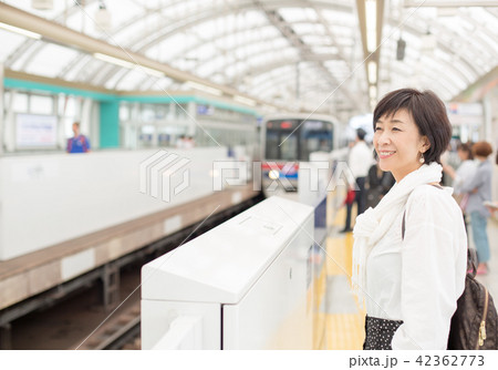 電車待ちイメージ シニア女性 プチ旅行 電車待ちイメージ シニア女性 プチ旅行 42362773