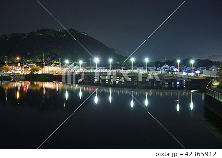 横浜市金沢区平潟湾 【夏】 夕照橋の夜景  42365912