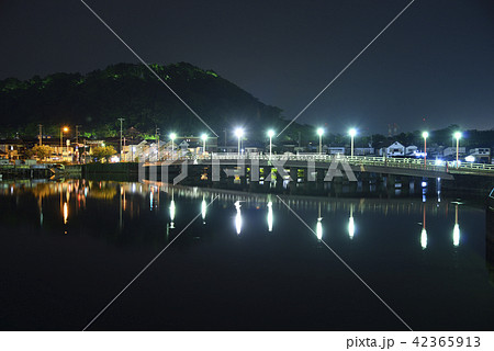 横浜市金沢区平潟湾 【夏】 夕照橋の夜景  42365913