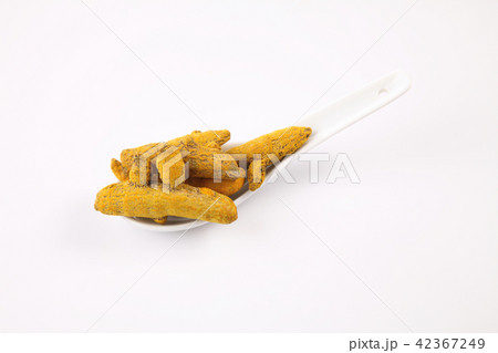 dry turmeric root 42367249
