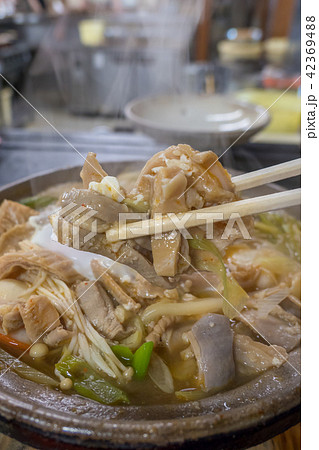 糸庄 もつ煮込みうどん もつを箸でつまんだところ 糸庄 もつ煮込みうどん もつを箸でつまんだところ 42369488