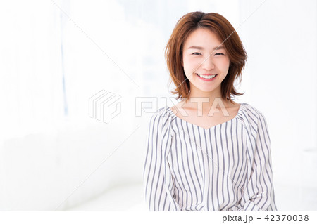 リラックスする女性 リラックスする女性 42370038