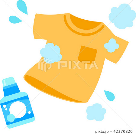 洗濯されるTシャツと洗剤のボトル 42370820