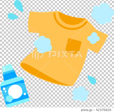 洗濯されるTシャツと洗剤のボトル 42370820