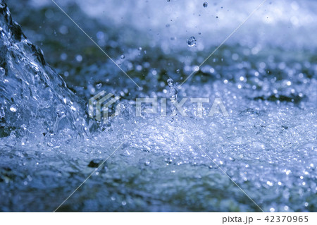 水の流れと飛沫　 42370965