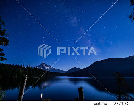 星空の下のロストレイクとフッド山 アメリカ オレゴン州 の写真素材