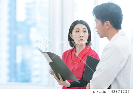 医者と看護師　介護士　報告　 42371232