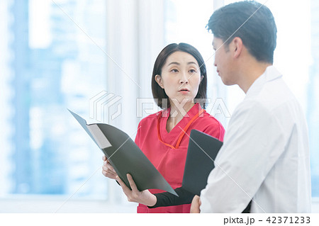 医者と看護師　介護士　報告　 42371233