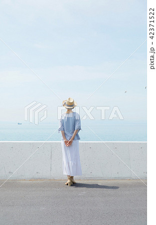 女性　ミドルエイジ　後ろ姿 42371522