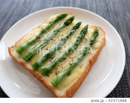 おいしいアスパラガスのチーズトースト 42371988