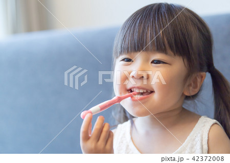 歯磨きするこども 42372008
