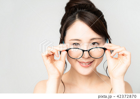 メガネを外す女性 メガネを外す女性 42372870