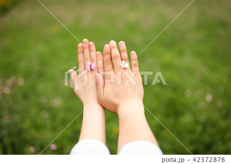 手 デート カップル 42372876