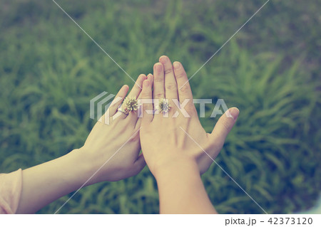 手 男女 デート 42373120