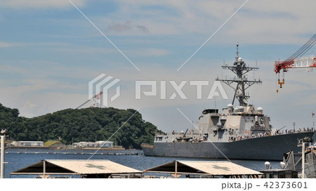 アメリカ海軍横須賀基地に停泊しているイージス駆逐艦 アメリカ海軍横須賀基地に停泊しているイージス駆逐艦 42373601