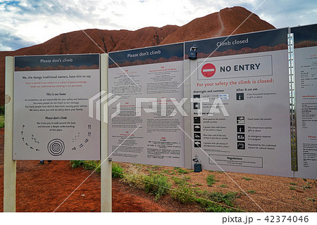 ウルル(エアーズ・ロック)の登山口の登山案内板 ウルル(エアーズ・ロック)の登山口の登山案内板 42374046