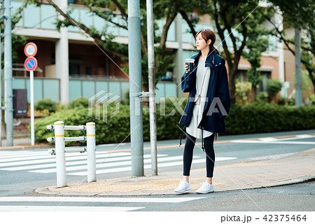 ウォーキング 42375464