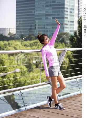 韓国人 若い女性 運動 42379011