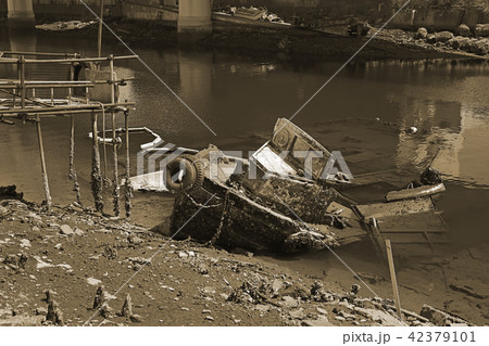 神奈川県横浜市　子安地区　廃棄船　セピア調 42379101