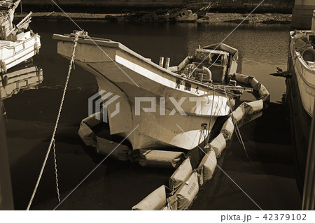 神奈川県横浜市 子安地区 廃棄船 セピア調 神奈川県横浜市 子安地区 廃棄船 セピア調 42379102