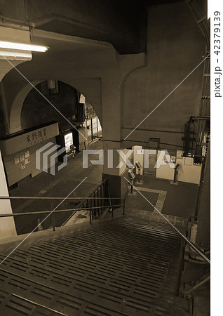 神奈川県横浜市　鶴見線国道駅　改札内階段　セピア調 42379139