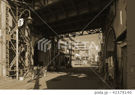 神奈川県横浜市　鶴見線国道駅　旧東海道側　セピア調 42379140