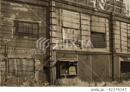 神奈川県横浜市　鶴見線国道駅　高架外壁　セピア調 42379147