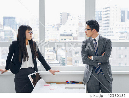 クリエイティブオフィス　打ち合わせ 42380185