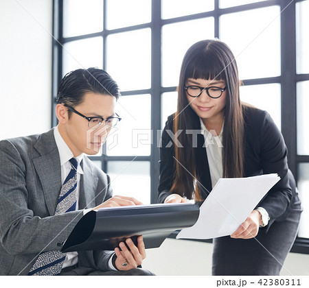 クリエイティブオフィス　打ち合わせ 42380311