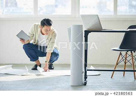 クリエイティブ　ビジネスマン 42380563