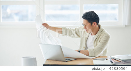 クリエイティブ　ビジネスマン 42380564