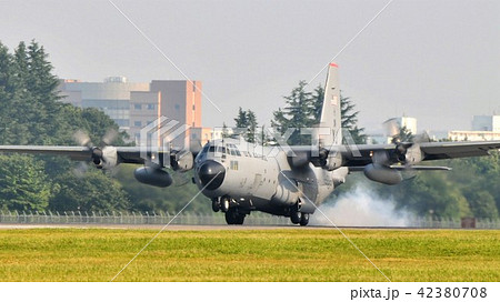 横田基地に着陸するアメリカ空軍のC-130輸送機 横田基地に着陸するアメリカ空軍のC-130輸送機 42380708