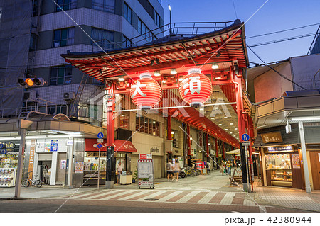 大須商店街 仁王門通本町交差点 シンボルアーチ 夜景の写真素材