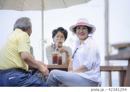高齢者 老人 友達 42381204