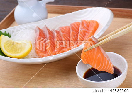 サーモンの刺身 42382506