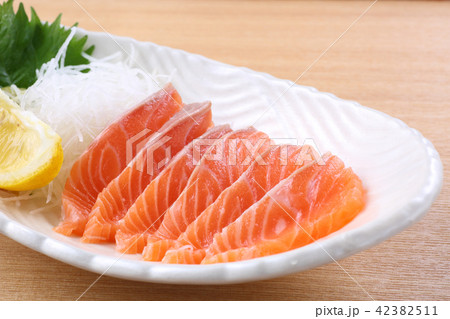 サーモンの刺身 42382511