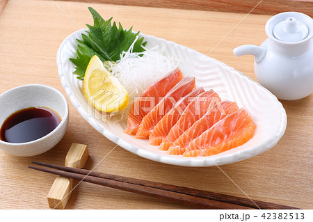 サーモンの刺身 42382513