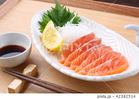 サーモンの刺身 42382514